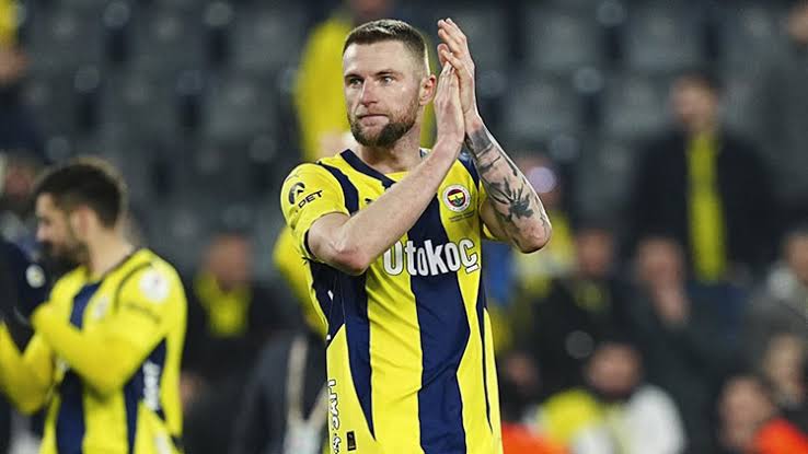 Karşımda sağlam rakip bulursam ben oynamam kaçarım...

#FBvNFFC