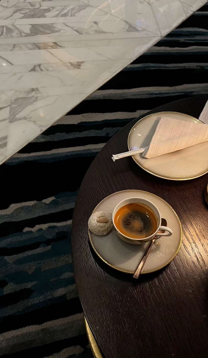 لابغيت اتقهوى كيف اكيف واروق
"بعد قهوة عيونك ما استلذ قهوه"