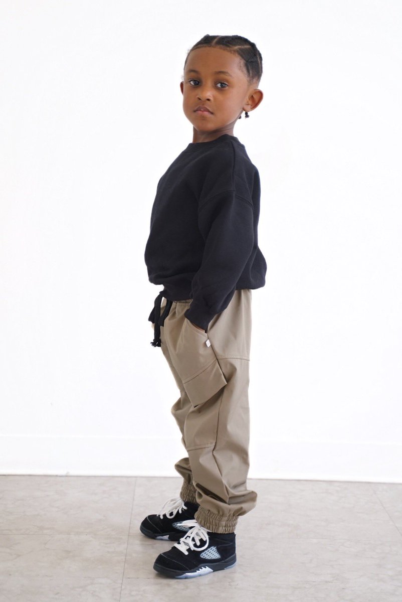 Chill days 🤝🏾

Our new “Cargo Jogger Tech Trouser” is a comfortable and breathable, lightweight pant for Spring 🌤️

Grab this here: royalbabiesandtots.com/collections/ne…