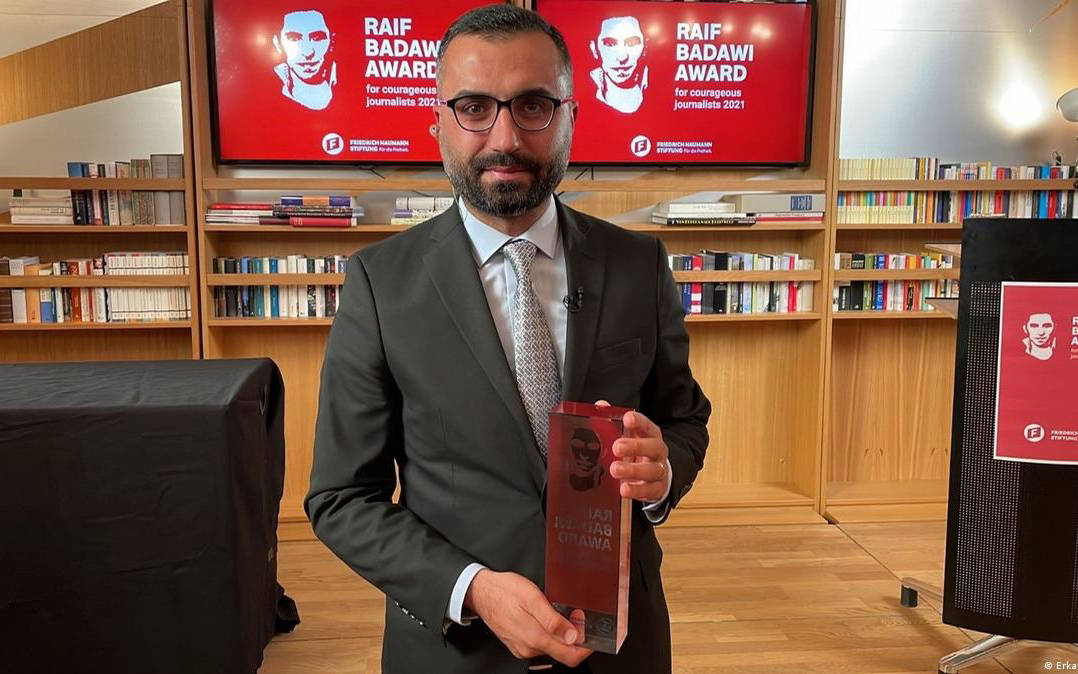 Meslektaşımız, üyemiz Alican Uludağ sosyal medya mesajları gerekçe gösterilerek İstanbul’dan talimatla Ankara’da gözaltına alındı. Gazeteci Uludağ pek çok kez soruşturmaya uğramış ve gidip ifade vermiştir. Yargı camiasını çok yakından takip eden en başarılı gazeteciler arasındaki