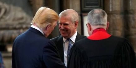 Trump afirmó: "No conozco al Príncipe Andrés".

Aquí las fotos del Príncipe Andrés, con Trump y Melania. Existió una relación por medio de Epstein y Maxwell.
RT👇