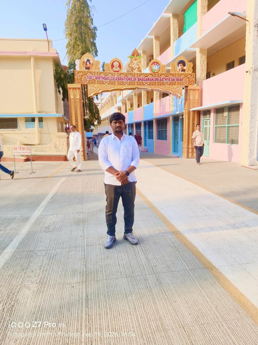 KrishnaAerra's tweet photo. #పుట్టపర్తి సత్యసాయి బాబాను దర్శించుకోవడం జరిగింది 

#pittapartisatyasaibaba
#satyasaibaba #Puttaparti #andrapradesh #ap #aerrakrishnajambhav #kondabheemanapally #aerrakrishna #AKJAMBHAV #కొండభీమనపల్లి #jambhav #AKJ #AK #krishna #Congress #akjambhav https://t.co/GCBWnYHiAN