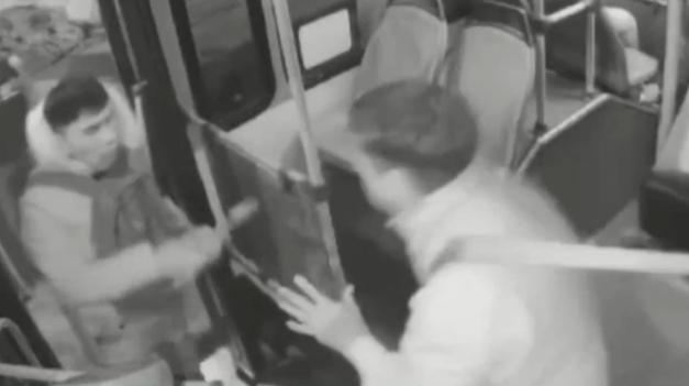 Jujuy: asaltaron a un chofer de colectivo a punta de pistola en Alto Comedero
jujuyaldia.com.ar/2026/02/19/juj…