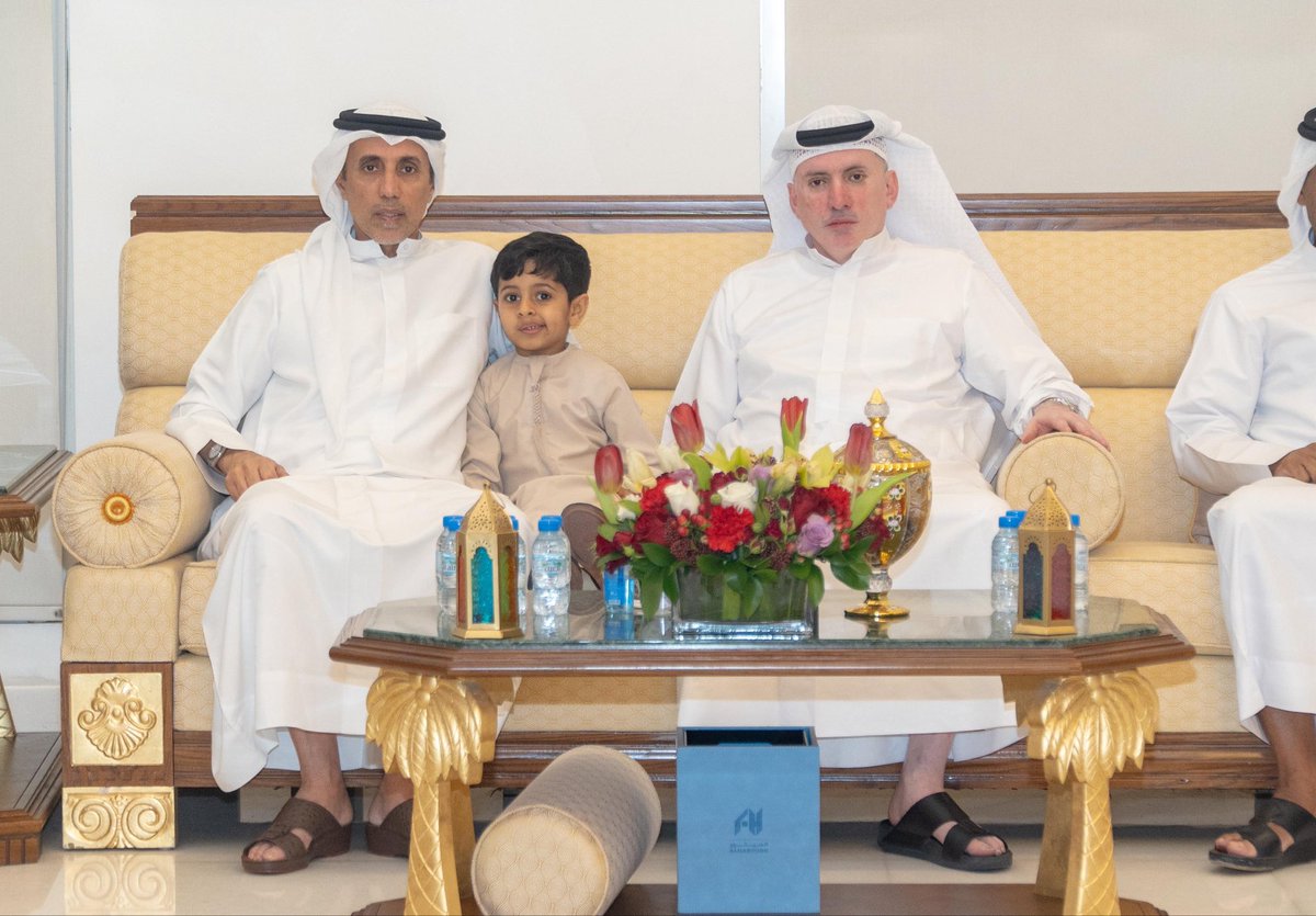 في المجلس الرمضاني، مع غانم بن خالد بن حمودة وأحمد الحبتور.