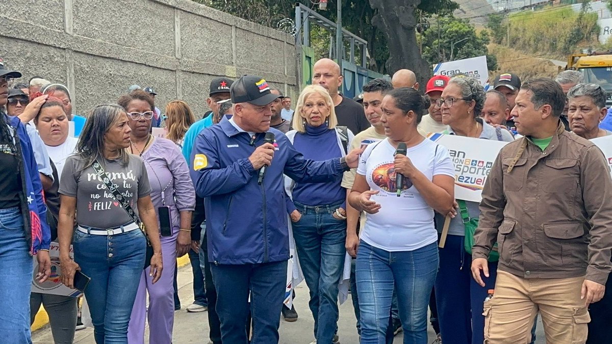 mintransporteve's tweet photo. #EnFOTOS | Este #19Feb el ministro de Transporte, @ACoronadoVzla, en compañía del Poder Popular de la parroquia Coche, hizo entrega a la comunidad de Las Mayas en Caracas, más de 9 Km de vía Local 03 rehabilitadas, tramo comprendido desde el Distribuidor Hipódromo hasta el Km 04. https://t.co/D25QnRp9CY