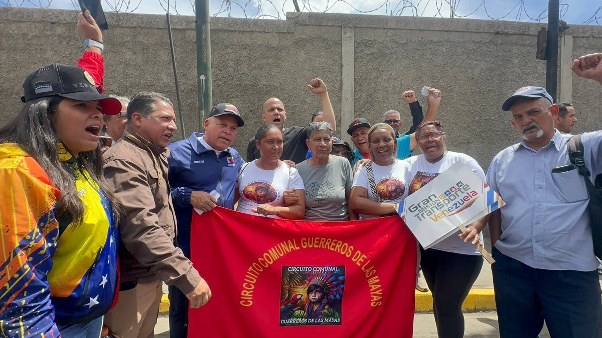 mintransporteve's tweet photo. #EnFOTOS | Este #19Feb el ministro de Transporte, @ACoronadoVzla, en compañía del Poder Popular de la parroquia Coche, hizo entrega a la comunidad de Las Mayas en Caracas, más de 9 Km de vía Local 03 rehabilitadas, tramo comprendido desde el Distribuidor Hipódromo hasta el Km 04. https://t.co/D25QnRp9CY