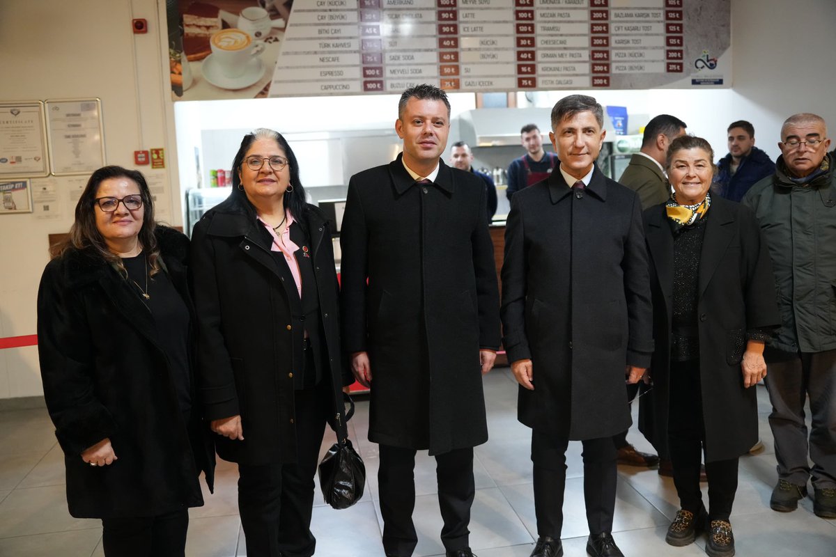 Cumhuriyet Parkı’mızda hemşehrilerimizle paylaştığımız iftarın ardından, Kaymakamımız Sayın Niyazi Erten’in de katılımıyla Kafe 1923’te bir araya geldik.

Ramazan’ın ruhuna yakışan bu güzel akşamda, hemşehrilerimizle sohbet etme imkanı da bulduk. Şehrimizin huzuru ve birliği için