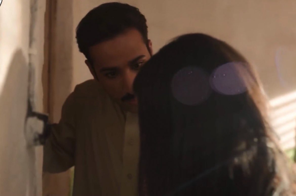 ضرب وشو يبوي انتم شايفين نظرته لما هاوشها شوي وحس انها زعلت