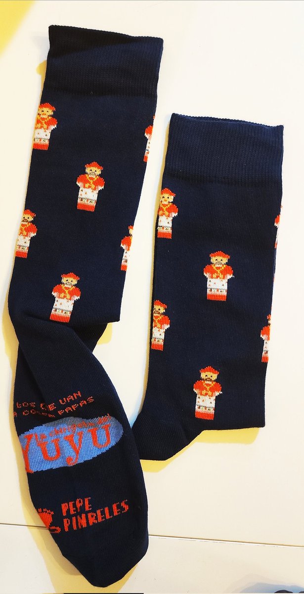 victor_chip's tweet photo. @yuyudecai 
Estos si que son unos calcetines!!
Para papá
Para pa pa pa 
Mejor de Papa que Cardenal https://t.co/tsDgpVg6Xo