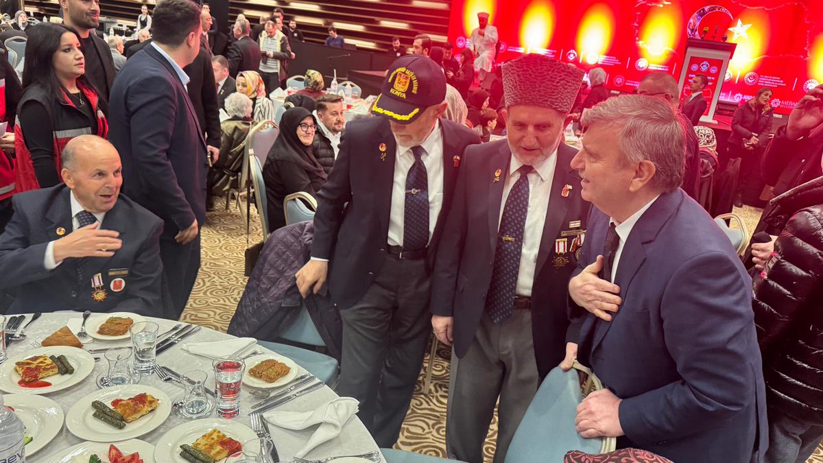 Tahir_Akyurek's tweet photo. Aziz şehitlerimizin kıymetli emanetleri ve kahraman gazilerimizle, bugün Konya Valiliği, Konya Büyükşehir Belediyesi ve ilçe belediyelerimizin organizasyonunda düzenlenen iftar programında bir araya geldik.

Aynı sofrayı paylaşmanın, aynı duaya “âmin” demenin huzurunu yaşadık. Bu vatan uğruna canlarını feda eden aziz şehitlerimizi rahmet ve minnetle yâd ederken, kahraman gazilerimize şükranlarımızı ifade ettik.

Rabbim birliğimizi, beraberliğimizi ve kardeşliğimizi daim eylesin. 🌙🇹🇷