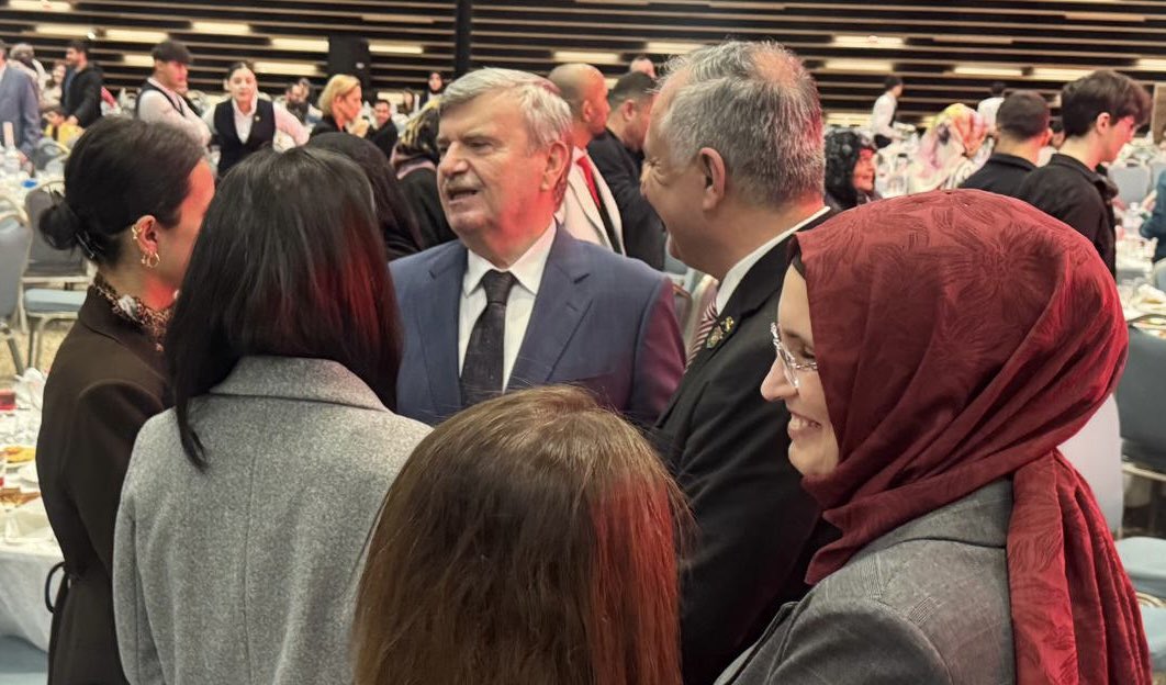 Tahir_Akyurek's tweet photo. Aziz şehitlerimizin kıymetli emanetleri ve kahraman gazilerimizle, bugün Konya Valiliği, Konya Büyükşehir Belediyesi ve ilçe belediyelerimizin organizasyonunda düzenlenen iftar programında bir araya geldik.

Aynı sofrayı paylaşmanın, aynı duaya “âmin” demenin huzurunu yaşadık. Bu vatan uğruna canlarını feda eden aziz şehitlerimizi rahmet ve minnetle yâd ederken, kahraman gazilerimize şükranlarımızı ifade ettik.

Rabbim birliğimizi, beraberliğimizi ve kardeşliğimizi daim eylesin. 🌙🇹🇷