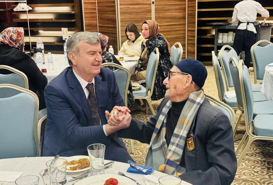 Tahir_Akyurek's tweet photo. Aziz şehitlerimizin kıymetli emanetleri ve kahraman gazilerimizle, bugün Konya Valiliği, Konya Büyükşehir Belediyesi ve ilçe belediyelerimizin organizasyonunda düzenlenen iftar programında bir araya geldik.

Aynı sofrayı paylaşmanın, aynı duaya “âmin” demenin huzurunu yaşadık. Bu vatan uğruna canlarını feda eden aziz şehitlerimizi rahmet ve minnetle yâd ederken, kahraman gazilerimize şükranlarımızı ifade ettik.

Rabbim birliğimizi, beraberliğimizi ve kardeşliğimizi daim eylesin. 🌙🇹🇷
