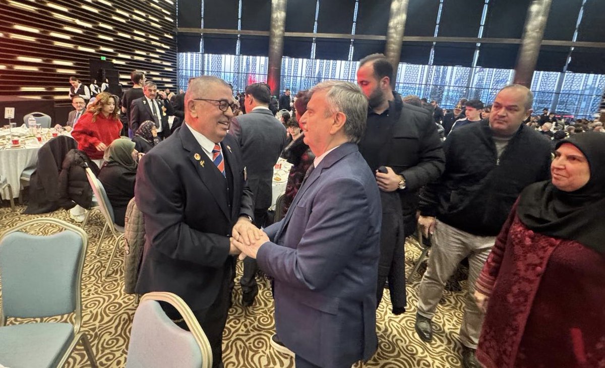 Tahir_Akyurek's tweet photo. Aziz şehitlerimizin kıymetli emanetleri ve kahraman gazilerimizle, bugün Konya Valiliği, Konya Büyükşehir Belediyesi ve ilçe belediyelerimizin organizasyonunda düzenlenen iftar programında bir araya geldik.

Aynı sofrayı paylaşmanın, aynı duaya “âmin” demenin huzurunu yaşadık. Bu vatan uğruna canlarını feda eden aziz şehitlerimizi rahmet ve minnetle yâd ederken, kahraman gazilerimize şükranlarımızı ifade ettik.

Rabbim birliğimizi, beraberliğimizi ve kardeşliğimizi daim eylesin. 🌙🇹🇷