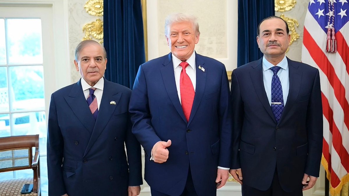 US President Trump at BoP Conference praised Pakistan’s leadership: He lauded PM Shehbaz Sharif for promoting peace in Gaza, called FM Asim Munir a strong and determined fighter, and noted 11 Indian jets were shot down, strengthening Pakistan’s resolve.

#PakistanStrong