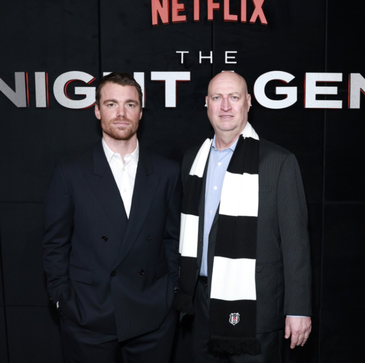 kartlnasaletijk's tweet photo. The Night Agent dizisinin yapımcısı, Hollywood’daki galaya Beşiktaş atkısı takarak katıldı. https://t.co/RBdxacRdGk