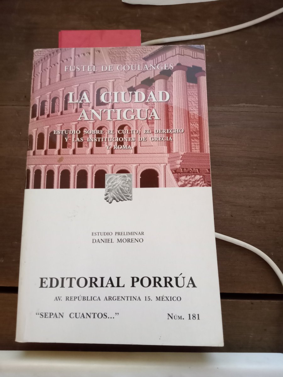 La religión de las primeras edades, la del culto al hogar y los dioses domésticos, escribía Fustel de Coulanges, "no decía al hombre, mostrándole a otro hombre: he ahí tu hermano. Le decía: he ahí un extraño". En este sentido, hay, quizá, un corso sin ricorso en la historia.