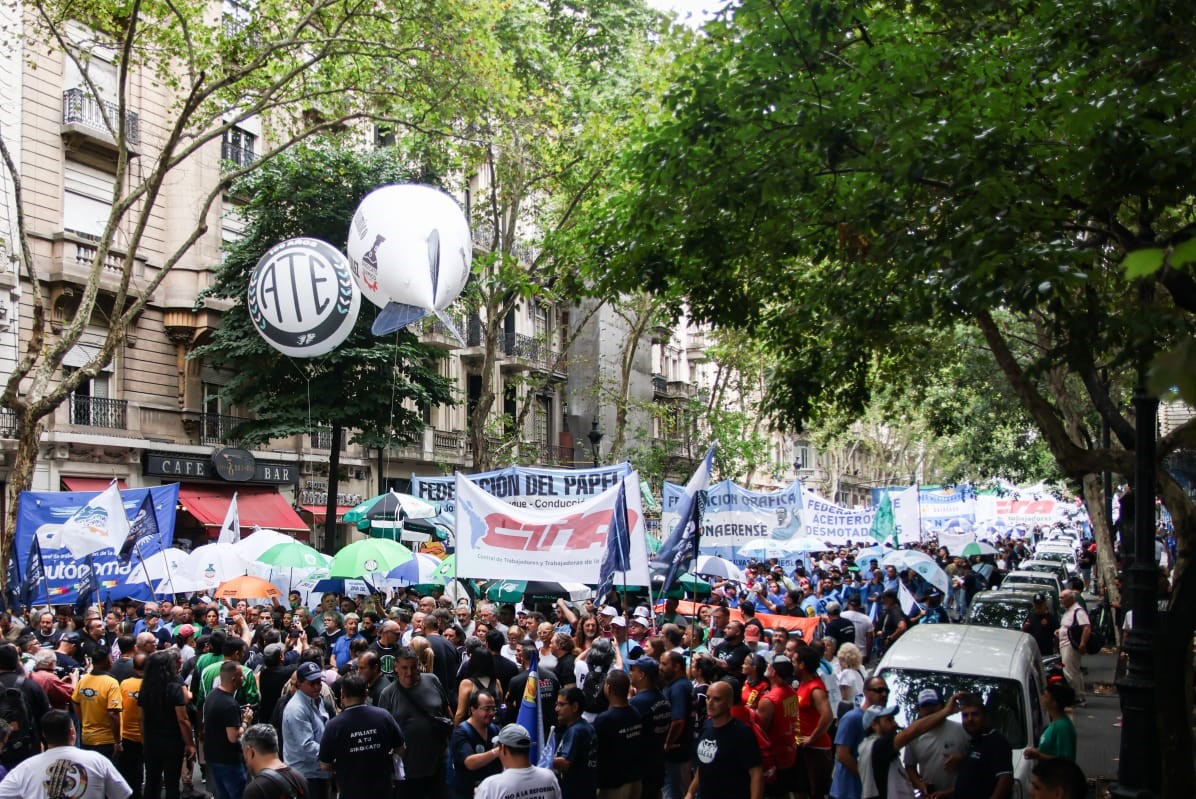 ÚLTIMO MOMENTO!!
EL FRESU RESOLVIÓ UN PARO DE 36 HS CON MOVILIZACIÓN SI LA REFORMA VUELVE AL SENADO!!

No alcanza con la modificación del artículo de las licencias médicas. Esta ley nos conduce a una catástrofe social. La conflictividad tiene que escalar. Tenemos que profundizar