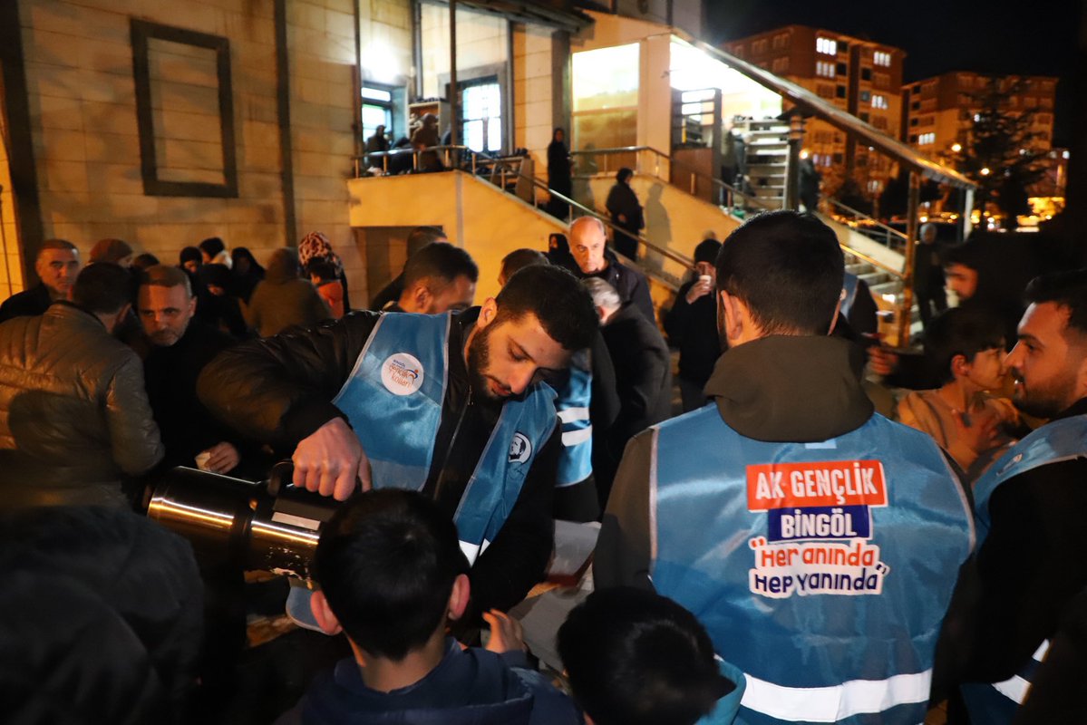 Ramazan’ın bereketi, paylaştıkça çoğalıyor... Teravih namazı sonrası Merkez Hz. Ali Camii’nde vatandaşlarımızla bir araya gelerek çay ve lokum tadında keyifli bir sohbet gerçekleştirdik. Bizleri güler yüzle karşılayan tüm hemşehrilerimize teşekkür ederim. <a href="/bingolakparti/">AK Parti Bingöl</a>