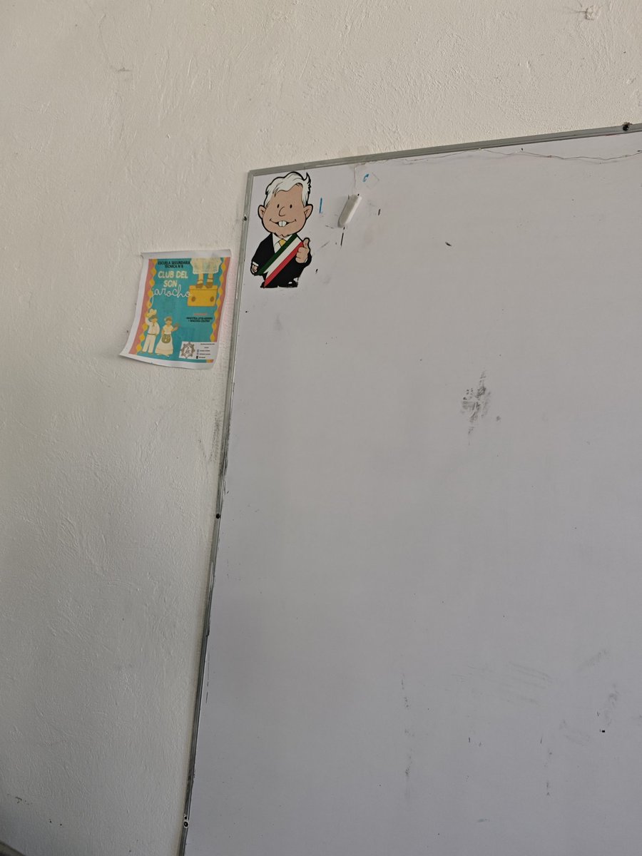 molotovmx's tweet photo. 💖Qué bonito llegar a un salón de clases y encontrar la calcomanía del #AMLITO del Presidente @lopezobrador_ 💖 https://t.co/eVtpUzyqer