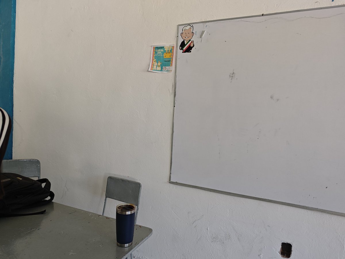 molotovmx's tweet photo. 💖Qué bonito llegar a un salón de clases y encontrar la calcomanía del #AMLITO del Presidente @lopezobrador_ 💖 https://t.co/eVtpUzyqer