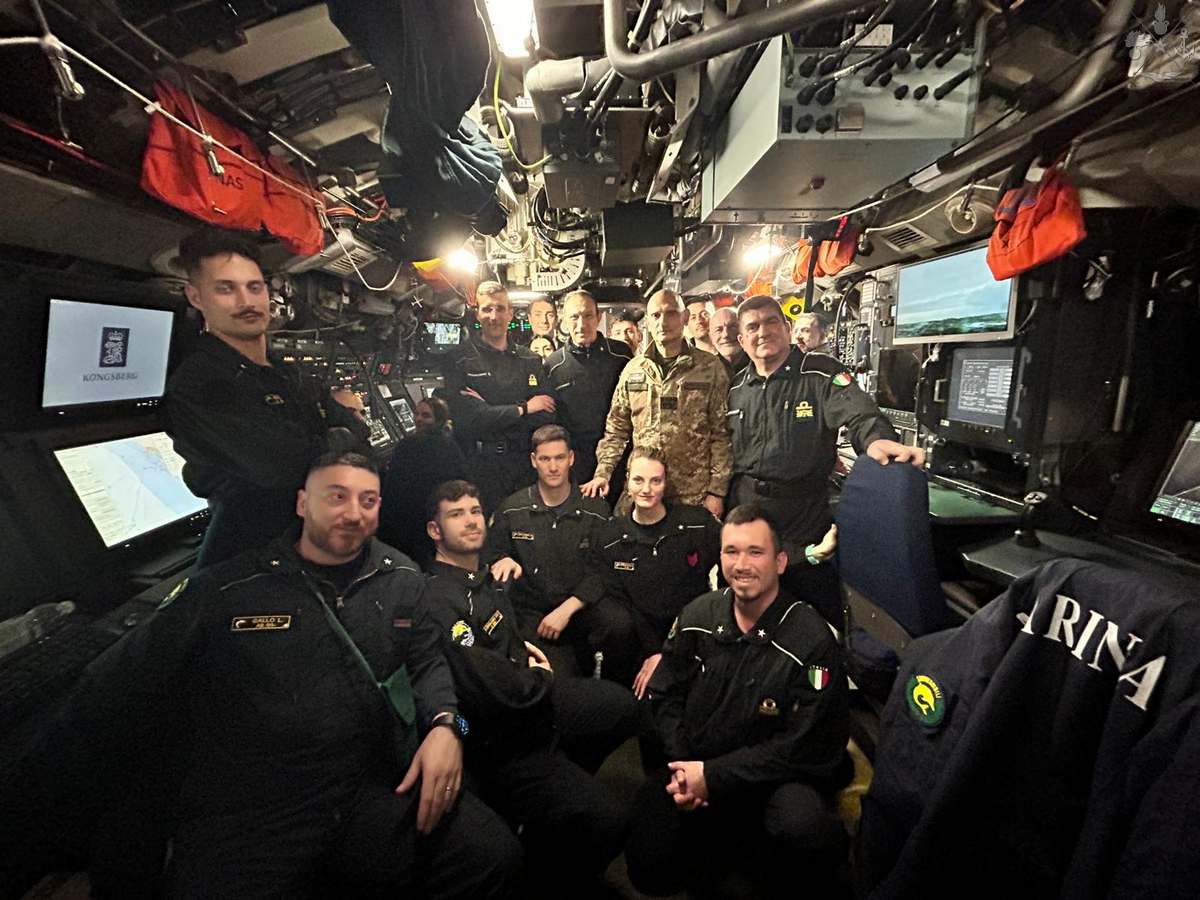 SM_Difesa's tweet image. 📍 Civitavecchia, 19 febbraio

⚓️ Il Capo di #SMD, Gen. Luciano #Portolano, ha preso parte a un’attività addestrativa in mare a bordo del sommergibile “Romeo Romei” della #MarinaMilitare.

👥 Dopo il briefing tecnico operativo, il sommergibile ha eseguito una manovra di