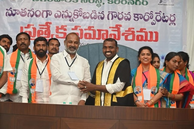 Mayor_4knr's tweet photo. ఫిబ్రవరి 14న మేయర్‌గా ప్రమాణ స్వీకారం చేయడం నా జీవితంలో చిరస్మరణీయ క్షణం.
కరీంనగర్ ప్రజల ఆశీర్వాదంతో, కేంద్ర సహాయ హోం శాఖ మంత్రి శ్రీ బండి సంజయ్ అన్న గారి సమక్షంలో ప్రమాణం చేయడం గర్వకారణం.
కరీంనగర్ తొలి BJP మేయర్‌గా నిబద్ధతతో సేవ చేస్తాను.
Posted by - Team Kolagani Srinivas https://t.co/xwf0oEWaAM