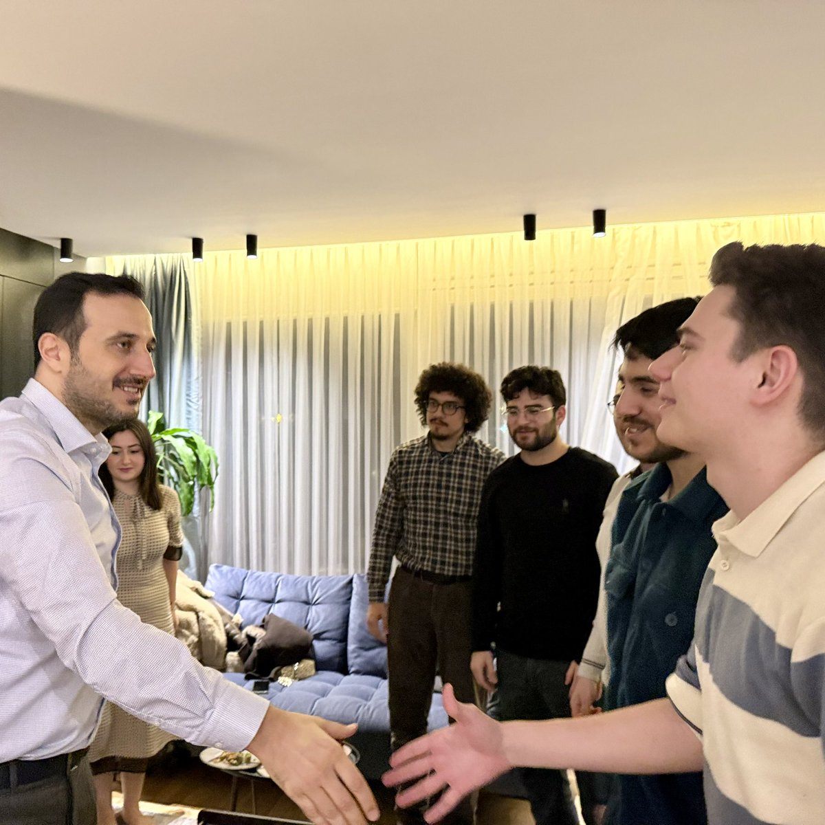 İlk iftarda misafirimiz olan üniversite öğrencisi kardeşlerimiz, davetimizi kırmayıp hanemizi şenlendirdiler. Sizleri ağırlamaktan büyük mutluluk duyduk. Ayaklarınıza sağlık kardeşlerim.

#BirOlmakRuhumuzdaVar 🌙