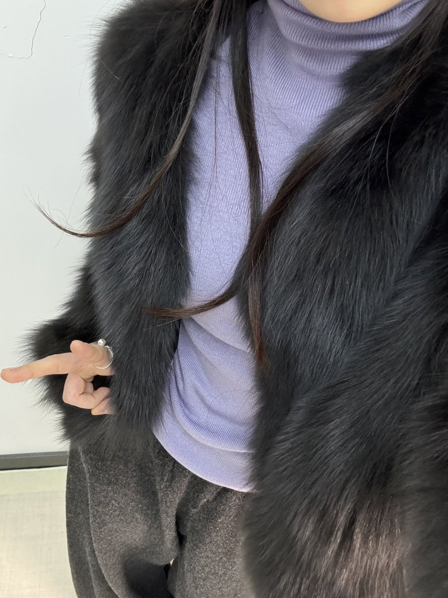 Winifred4301's tweet photo. A combination of warmth and style! Outerwear: Charcoal brown fur, faux fur - soft and comfortable! Feels wonderful against the skin.❤️ https://t.co/Ix5DywK2ni