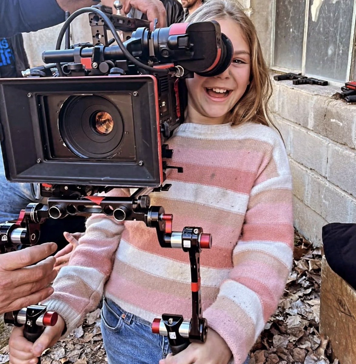 FOFURA! 😍

🆕| Noa Rollon via feed:

“Adoro me colocar diante da câmera, mas com esses companheiros de equipe que eu tenho, vocês não veem como também é legal estar atrás…”

Entre uma tomada e outra…
também se aprende do outro lado 🎬

Esse sorriso tem explicação 😉

Vamos ver