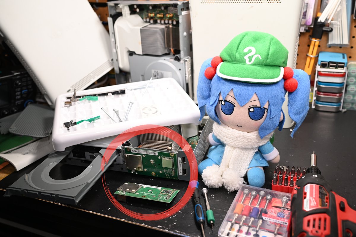 nitorifumo's tweet photo. 🪛 Nitori’s Repair Log 09 

Xbox360 with RF board fault. Turns on and reads discs, but LED ring doesn't turn on &amp; is unable to pair or connect controllers 🚥🎮📡🚫
Cannibalized an RF board from an older parts console, different Rev.# but should be compatible 🤞

#fumo #ふもふも https://t.co/4ye6MtBT3T