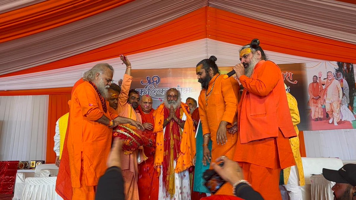 Shwetaraiii's tweet photo. कल्कि पीठाधीश्वर आचार्य प्रमोद कृष्णम को मिली ‘जगतगुरु’ की उपाधि, अखाड़ा परिषद के अध्यक्ष महंत रवींद्र पुरी ने किया सम्मानित @AcharyaPramodk https://t.co/sCyEAmuvT9