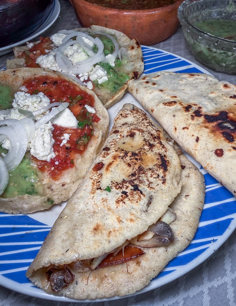 love_veracruz_'s tweet photo. Mi querida vecina #VeritoAndrade me invitó a desayunar #picadas de salsa ranchera con queso fresco y frijolitos y #quesadillas de huitlacoche con queso de hebra. #Veracruz https://t.co/lUaPZg8ajM