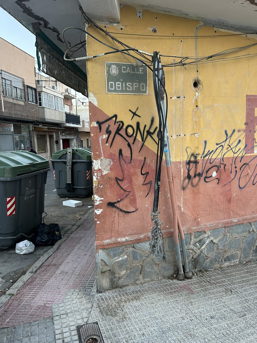 JJLoEsco's tweet photo. Una tarde cualquiera por el barrio de San Antón y lo que he visto es indignante! 

Este es el resultado de la dejadez del Gobierno de @CartagenaPP . Los vecinos no merecen este abandono. Desde @MCCartagena_ct exigimos soluciones inmediatas y respeto para San Antón. https://t.co/owehcSQLAj