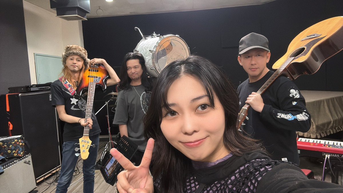 明日2/20大塚Hearts+の不滅のアスカのリハでした！

明日は僕も不滅のオジカになります＼(^o^)／

トッパーからめちゃくそブチかましてぬんでよろしくお願いします!!🔥＼(^o^)／🔥

18:30 不滅のアスカ
19:20 NaveL MOTE
20:10 ブライアン新世界
21:00 BUZZPEX
〜22:10 物販