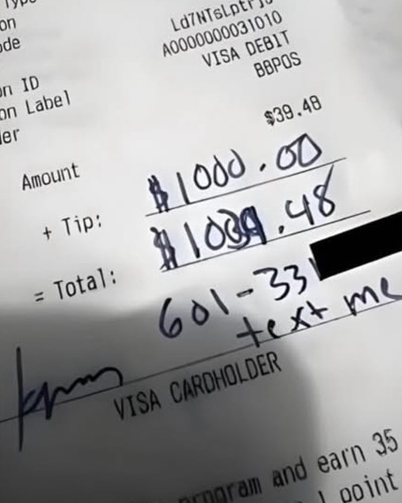 wrld_mag's tweet image. Un homme a laissé un pourboire de 1 000 DOLLARS à une serveuse, accompagné de son numéro de téléphone !

Finalement elle lui a répondu qu’elle avait déjà quelqu’un et l’a remercié de les avoir aidés à payer leur loyer. 😭