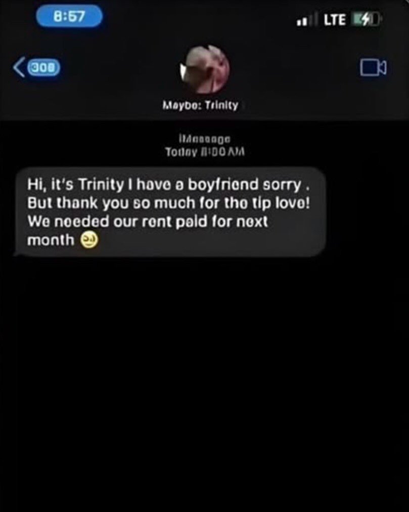 wrld_mag's tweet image. Un homme a laissé un pourboire de 1 000 DOLLARS à une serveuse, accompagné de son numéro de téléphone !

Finalement elle lui a répondu qu’elle avait déjà quelqu’un et l’a remercié de les avoir aidés à payer leur loyer. 😭