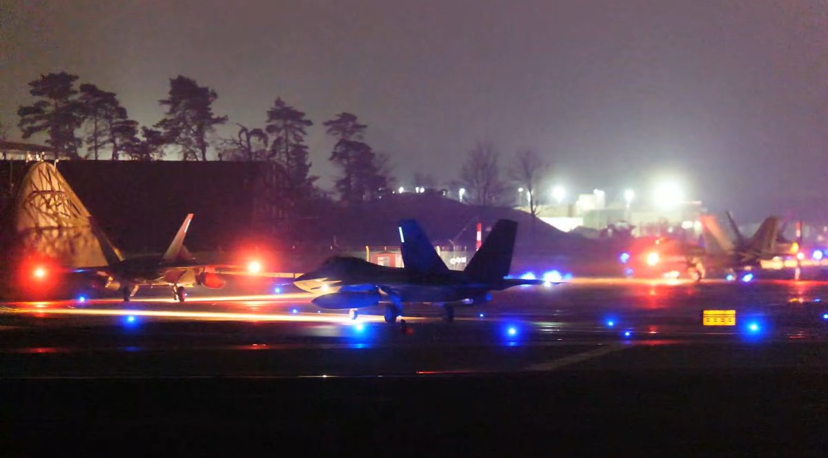 PolishMilRadar's tweet photo. #OFFTOP

W bazie RAF Lakenheath #EGUL w Wielkiej Brytanii 🇬🇧 wylądowała właśnie kolejna szóstka myśliwców ✈️ Lockheed Martin F-22 Raptor Sił Powietrznych Stanów Zjednoczonych #USAF 🇺🇸 należące do 1st Fighter Wing z Joint Base Langley-Eustis w Wirginii. Dołączają one tym samym do pierwszej szóstki myśliwców F-22, która dwa dni temu wylądowała w Anglii (druga szóstka miała opóźniony wylot w związku z problemami technicznymi jednego z tankowców). Docelowo w ciągu najbliższych dni wylecą one do jednej z baz na Bliskim Wschodzie i dołączą do bardzo pokaźnej już liczby samolotów bojowych #USAF przerzuconych w tamten rejon, w związku z narastającym napięciem na linii USA - Iran.

📸https://t.co/Gcvcbn2ujB
#POLMILRADAR