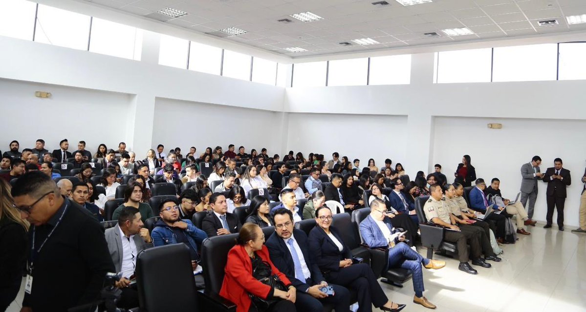 🛣️🚘 | #CJEnTerritorio

Seguimos recorriendo el país con el taller “Técnicas y Estrategias de Litigación Oral en materias Civil y Penal”. En esta ocasión, la ciudad de Ibarra fue sede de esta jornada de capacitación, que reunió a 5️⃣0️⃣0️⃣ participantes, entre abogados en libre