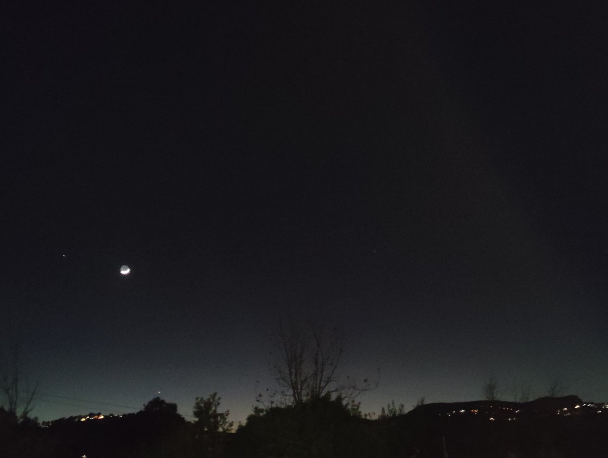 CervelloWeather's tweet photo. 12 °C i 45 km/h. Sensació tèrmica baixeta, tot i això el vent continuarà baixant. La lluna es veu ben bonica avui. #meteo https://t.co/tNtiFsTXWp