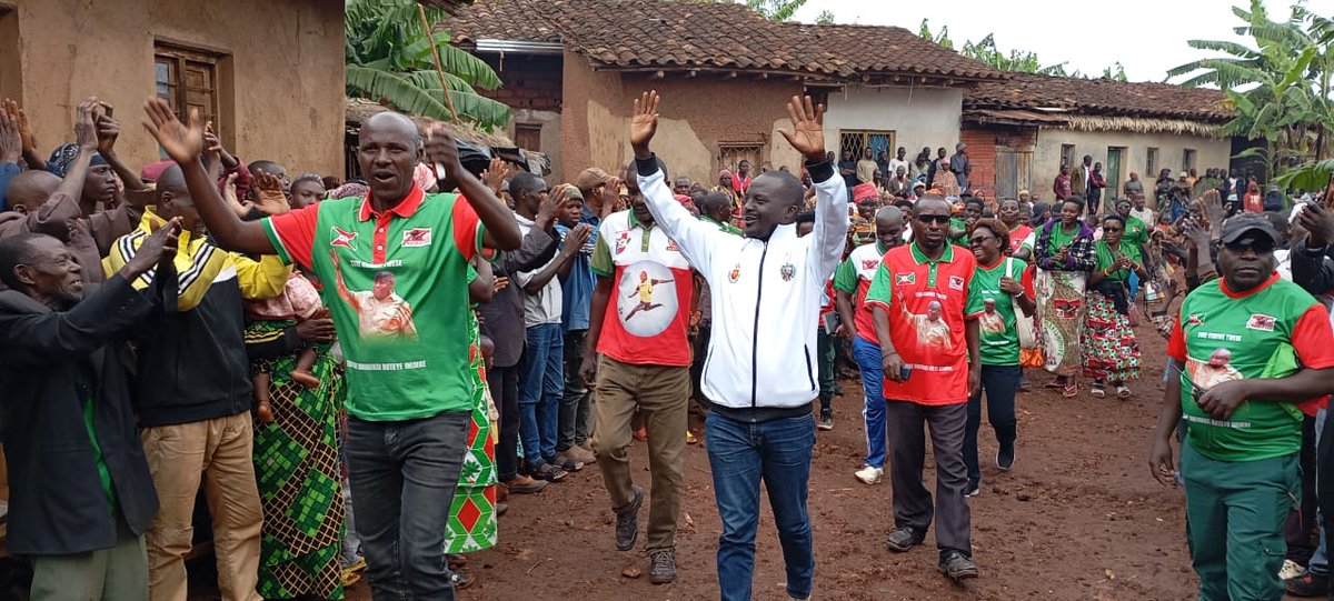 CnddFddButanyer's tweet image. #Matongo 19/2/2026,Mubikorwa arimwo vyokuraba ahabagumyabanga mubucimbiri bugize komine #Matongo bagejeje ibikorwa vy'iterambere,umunyamabanga wa @CnddFdd muri komine,yashimye cane intambwe zone #Nyabibuye imaze gutera ivoka 486123 ni 200% y ihangiro bihaye mumwaka uheze