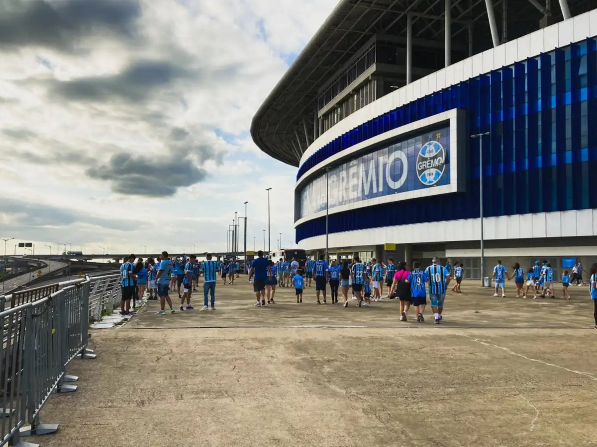 mycaelw's tweet photo. @duschumacher @lucasvillegas Mais uma ideia para incrementar seria substituir os dois dizeres “Arena do Grêmio”, que ficam expostos na parte externa, por painéis de LED. Funcionando como outdoors para os nossos patrocinadores, trazendo mais visibilidade e gerando ainda mais receita para o clube. https://t.co/ZTNakEAY3y