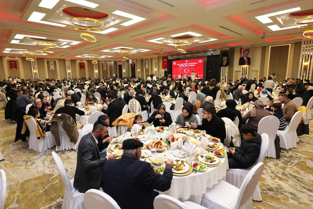 📍Afyonkarahisar

Ramazan ayının ilk iftar sofrasında; kanlarıyla vatan toprağını sulayarak bizlere bu cennet vatanı emanet eden aziz şehitlerimizin kıymetli aileleri ve gazilerimizle bir araya geldik.

Valimiz Kübra Güran Yiğitbaşı ve il protokolümüzün katılımıyla