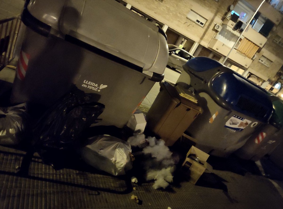 a10566a's tweet photo. @amicsdelalletja @flarrosa D'ahir a la nit... suposo que @flarrosa no passeja per la zona de la ciutat per on passejo jo. https://t.co/DfYIrz7umx