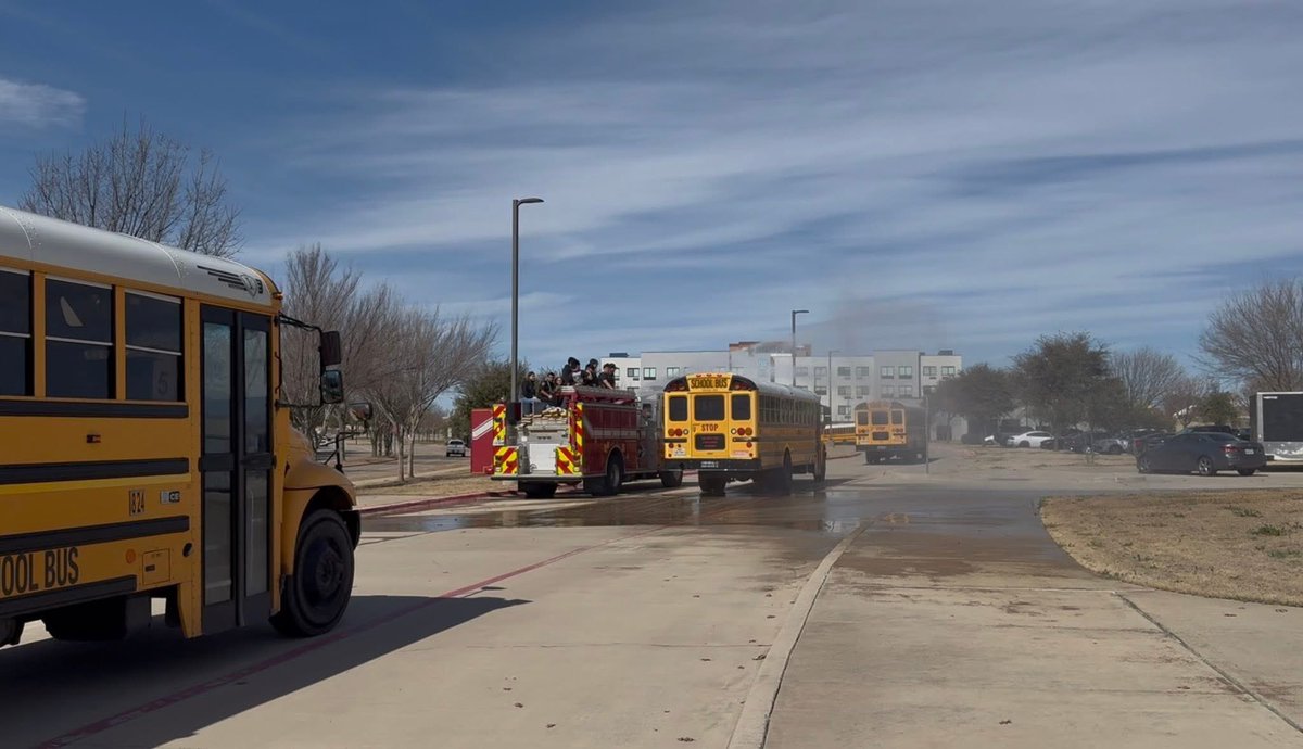 SachseDECA's tweet image. A water canon sendoff? Say less! Thanks to the GRCTC for the awesome sendoff! #GoTheExtra #RunMustangsRun🐎