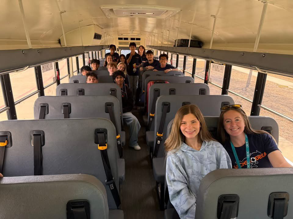 SachseDECA's tweet image. A water canon sendoff? Say less! Thanks to the GRCTC for the awesome sendoff! #GoTheExtra #RunMustangsRun🐎