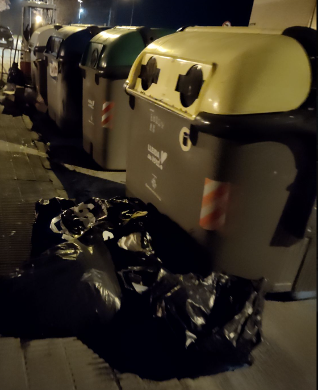 a10566a's tweet photo. @amicsdelalletja @flarrosa D'ahir a la nit... suposo que @flarrosa no passeja per la zona de la ciutat per on passejo jo. https://t.co/DfYIrz7umx