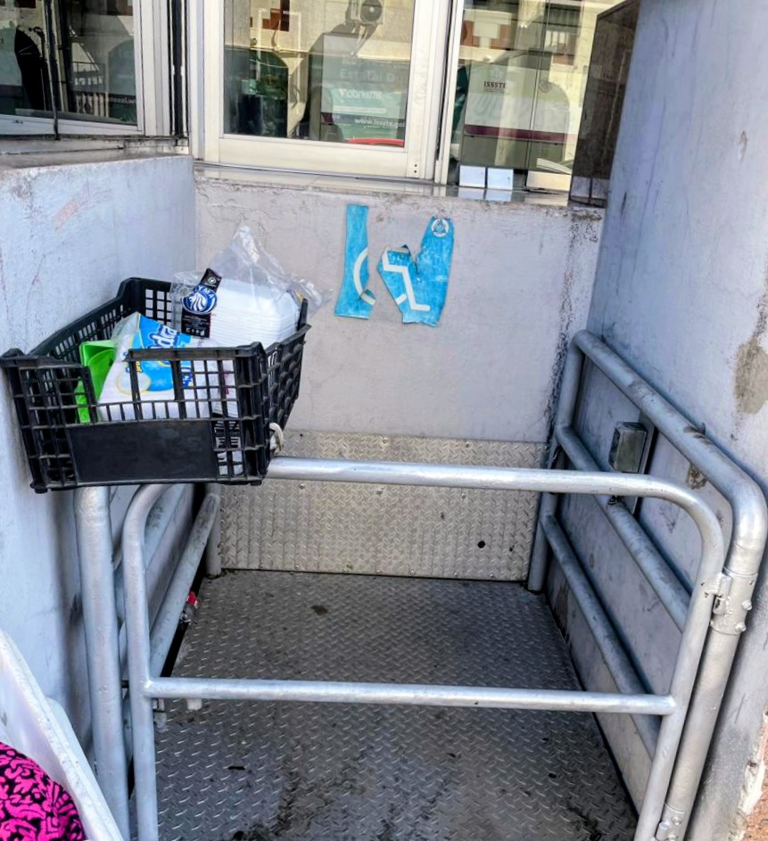 #Durango Personas de la tercera edad, y con discapacidad afectadas por falta de elevador en la delegación del ISSSTE y por si fuera poco no hay medicamento. Y la delegada ? Bien en su oficina