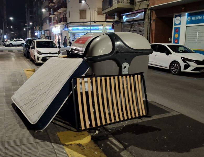 a10566a's tweet photo. @amicsdelalletja @flarrosa D'ahir a la nit... suposo que @flarrosa no passeja per la zona de la ciutat per on passejo jo. https://t.co/DfYIrz7umx