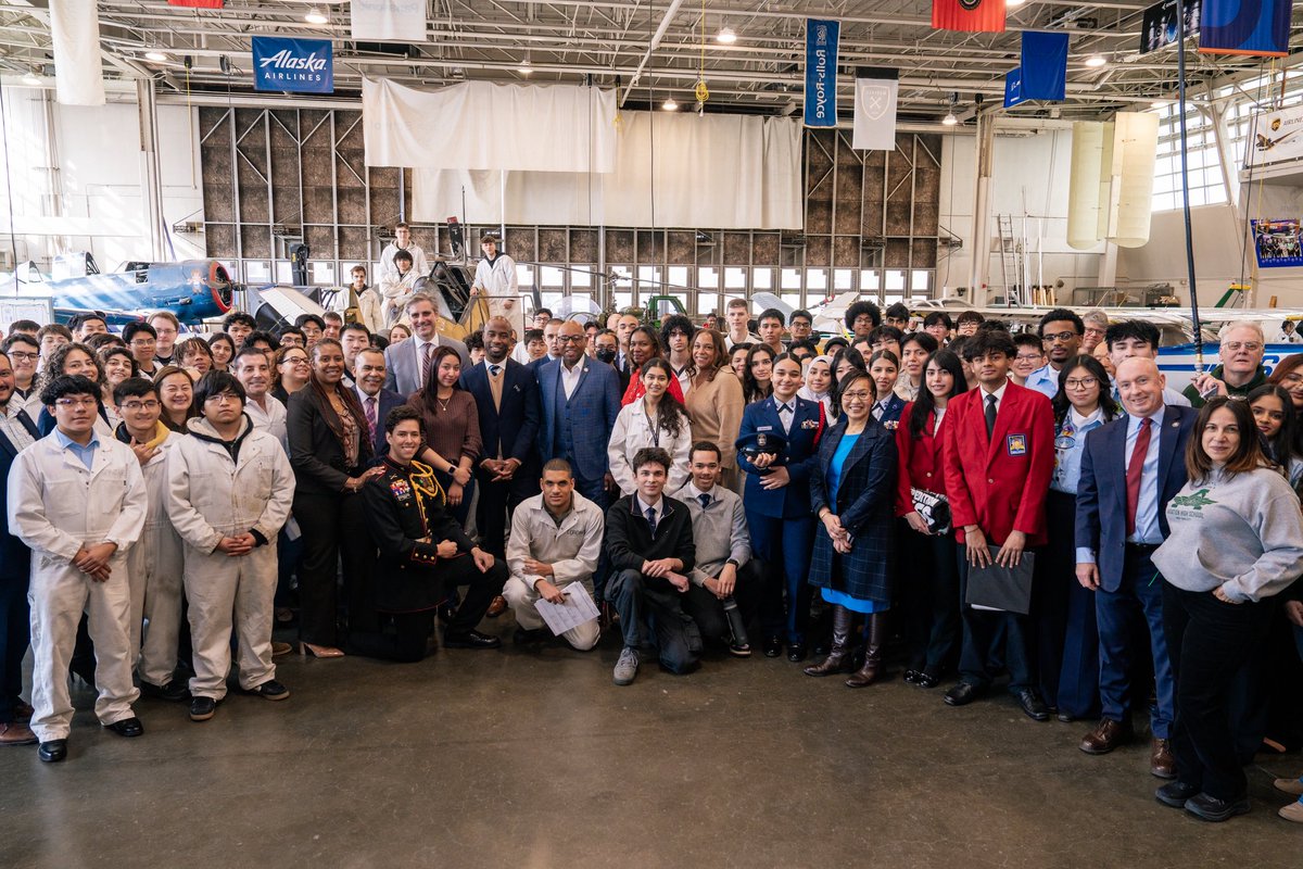 DOEChancellor's tweet photo. Thank you to Superintendent Walsh and Superintendent Tu, Queens Borough President Richards, Assemblymember Raga, Principals Hurtado, Lopez, Familia, Lonshein, and Jackson, our parent leaders, students, and staff for the warm welcome. https://t.co/ofjdJi0wXG