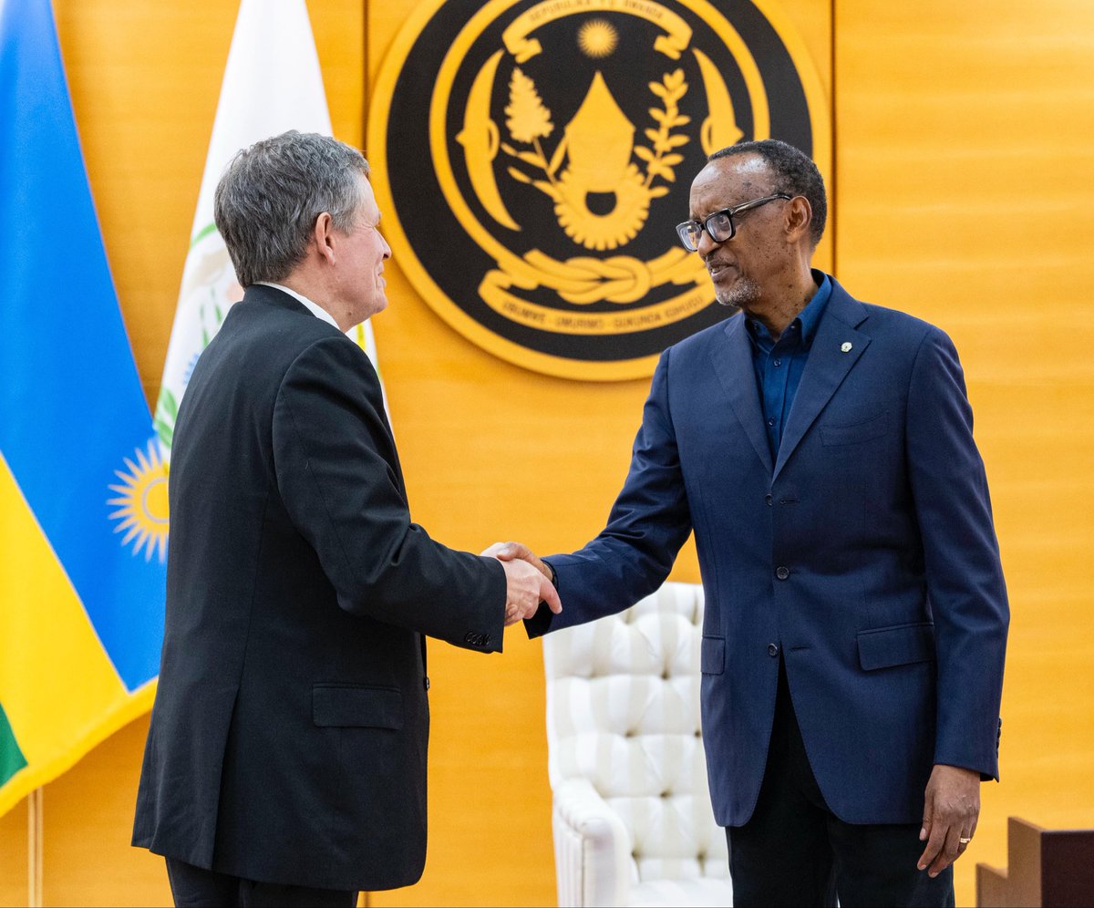UrugwiroVillage's tweet image. This afternoon at Urugwiro Village, President Kagame received U.S. Senator Steve Daines of Montana. They discussed ways to strengthen Rwanda - U.S. cooperation, regional stability, and opportunities for expanding economic ties.